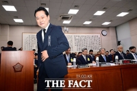  '근조 리본' 장동혁…법사위 찾아 조희대 대법원장과 악수 [TF사진관]