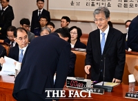  조희대 대법원장에게 허리숙여 인사하는 장동혁 대표 [포토]