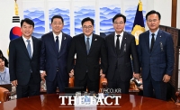  국정감사 첫날 여야 원내대표 만난 우원식 국회의장 [TF사진관]