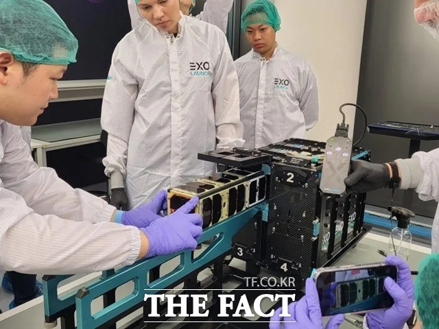 진주샛-1B 독일 엑소런치 최종점검 모습. /진주시