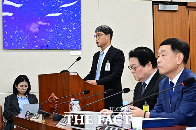 업무보고 하는 반상권 방송미디어통신위원회 위원장 직무대리(왼쪽 두번째).