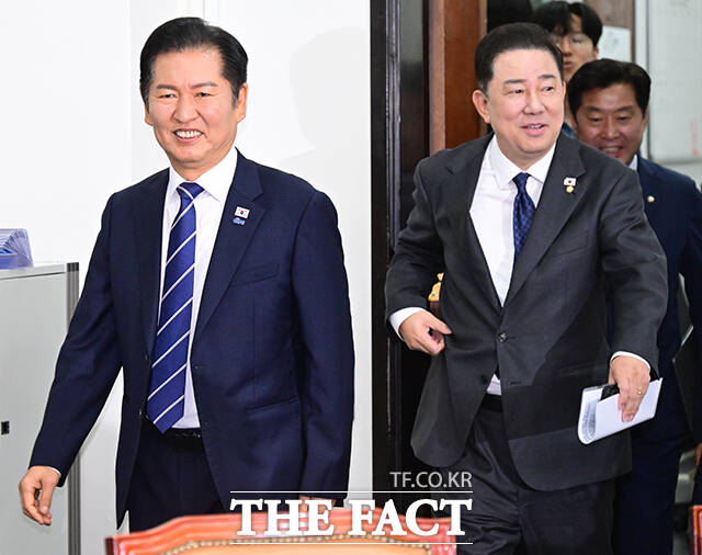 더불어민주당이 14일 국민의힘이 당론으로 추진하는 중국인 3대 쇼핑 방지법에 대해 헌법 위반이라고 주장했다. 사진은 정청래 대표와 김병기 원내대표./남윤호 기자