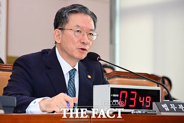 정성호 장관이 질의 답변을 하고 있다.