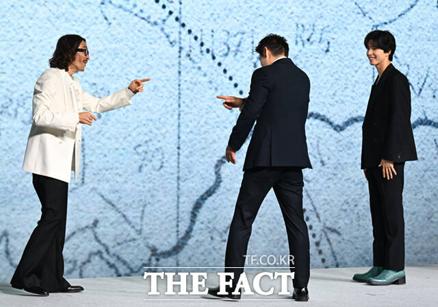 14일 서울 종로구 JW 메리어트 동대문 스퀘어에서 넷플릭스 영화 굿뉴스 제작보고회가 열린 가운데, 배우 설경구(가운데)와 류승범이 포토타임을 위한 가운데 자리를 놓고 서로에게 양보하고 있다. 오른쪽은 배우 홍경/ 이새롬 기자