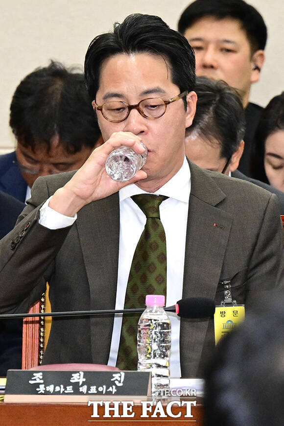 조좌진 롯데카드 대표이사가 14일 서울 여의도 국회 정무위원회 국정감사에 출석해 물을 마시고 있다. /남윤호 기자