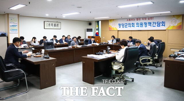 청양군의회가 13일 제315회 임시회를 앞두고 의원 및 부서장이 참석한 가운데 의원 정책간담회를 열고 있다. /청양군의회