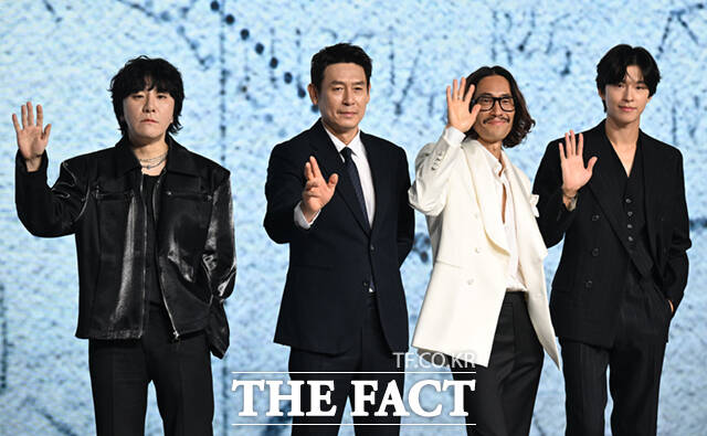 변성현 감독과 배우 설경구와 류승범, 홍경(왼쪽부터)이 14일 서울 종로구 JW 메리어트 동대문 스퀘어에서 열린 넷플릭스 영화 굿뉴스 제작보고회에 참석해 포즈를 취하고 있다. /이새롬 기자