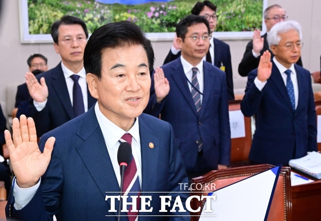 정동영 통일부 장관이 14일 오전 서울 여의도 국회 외교통일위원회에서 열린 통일부 등에 대한 국정감사에 출석해 증인선서를 하고 있다. /남윤호 기자