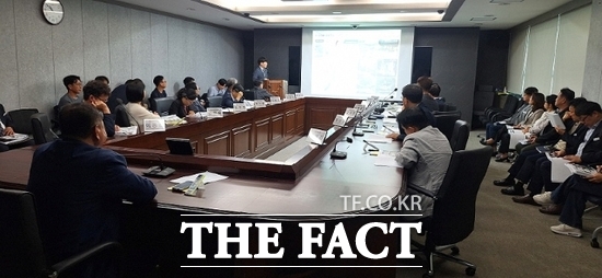 김경일 파주시장(왼쪽)을 비롯한 관계자들이 13일 파주시청 영상회의실에서 ‘임진강 국가정원 타당성 검토 및 기본구상 용역’ 중간보고회를 열고 조성 방향과 추진 전략에 대해 논의하고 있다. /파주시