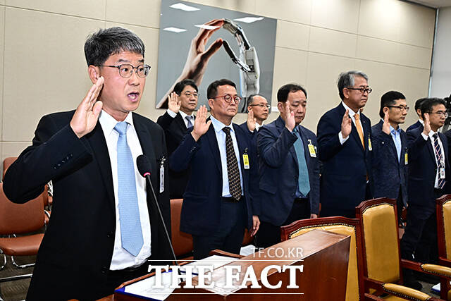 증인선서하는 반상권 방송미디어통신위원회 위원장 직무대리(왼쪽).