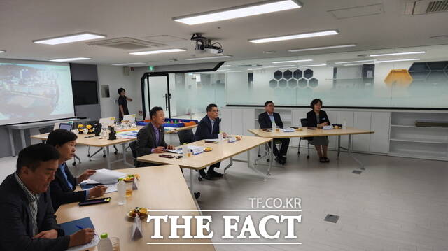 13일 천안AI꿈키움터에서 천안시의회 의원들을 대상으로 지역 인사 AI 체험 연수가 진행되고 있다. /천안교육지원청
