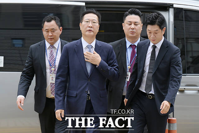 12·3 비상계엄 선포를 방조·가담한 혐의를 받는 박성재 전 법무부 장관이 14일 오전 서울 서초구 서울중앙지방법원에서 열린 구속영장실질심사에 출석하고 있다. /장윤석 기자