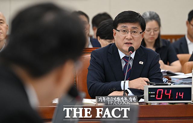 김기호 영풍 대표이사가 석포제련소 환경 오염 문제로 국회 기후에너지환경노동위원회(기후환노위) 증인으로 출석해 고개를 숙였다. 김성환 기후에너지환경부 장관이 14일 오전 서울 여의도 국회에서 열린 기후환위 기후에너지부 국정감사에 참석해 질의에 답변하는 모습. /박헌우 기자