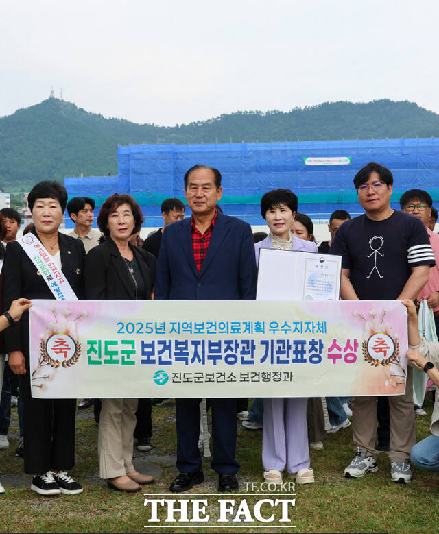 진도군이 제 8기 지역보건의료계획 2차년도 시행결과 및 3차 년도 시행계획 수립 평가에서 우수 지자체로 선정돼 보건복지부장관상을 수상하고 기념사진을 찍고 있다./진도군