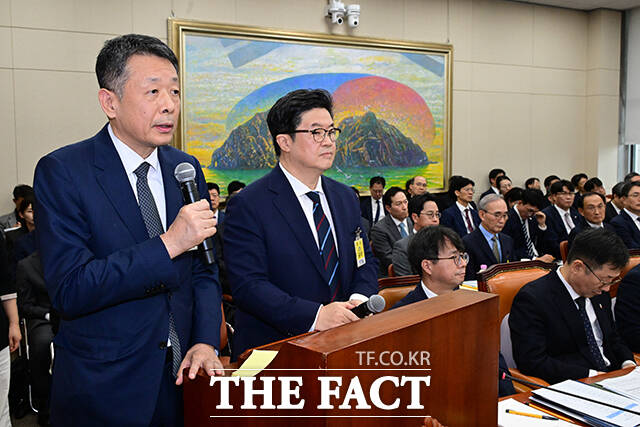 홈플러스와 관련해 질의 쏟아지는 김광일 홈플러스 대표이사, 김병주MBK 파트너스 회장.