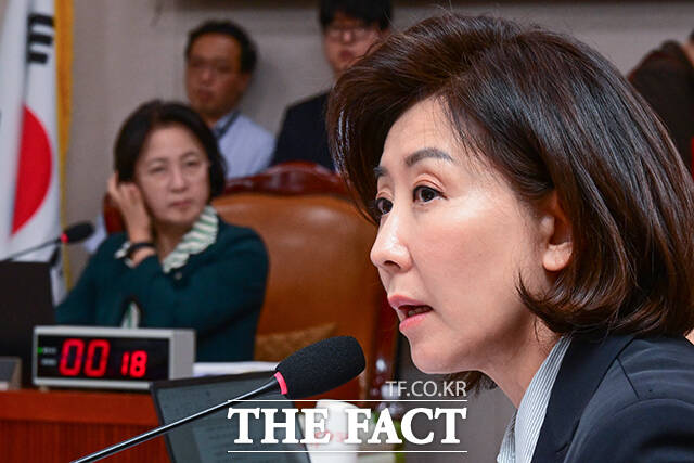 자료제출 요구하는 나경원 국민의힘 의원.