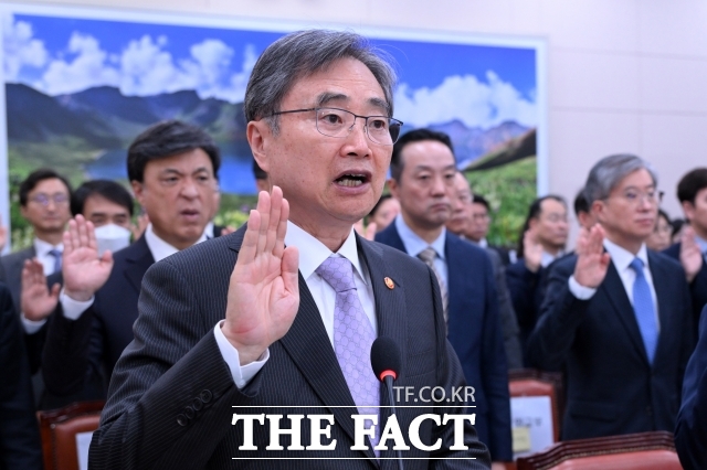 외교부는 14일 최근 2년간 캄보디아 현지에서 연락이 두절돼 안전 여부가 확인되지 않은 한국인이 80여 명이라고 밝혔다. 외교부는 이들의 안전 송환을 위해 적극 조치하겠다는 입장이다. 사진은 조현 외교부 장관이 전날 국회 외교통일위원회 국정감사에서 선서하는 모습. /남용희 기자