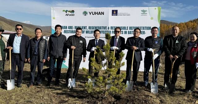 왼쪽 세번째부터 강호덕 산림청 사막화방지연구사업단장, 바트후 몽골 대통령 자문위원, 문흐바트 대통령 비상임 고문, 여섯번째부터 박종호 AFoCO 사무총장, 유한양행조민철 상무, 오윤사나 몽골산림청장, 볼드바타르 빌리언트리스 NGO 대표. /유한양행