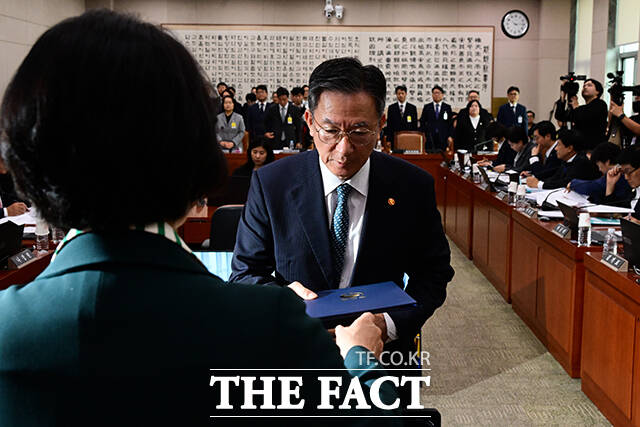 정성호 법무부 장관이 14일 오전 서울 여의도 국회 법제사법위원회에서 열린 법무부 등에 대한 국정감사에 출석해 추미애 위원장에게 선서문을 제출하고 있다. /국회=남윤호 기자