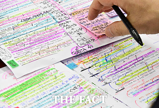 이정헌 더불어민주당 의원이 14일 오전 서울 여의도 국회 과학기술정보방송통신위원회에서 열린 방송미디어통신위원회 등에 대한 국정감사에 참석해 질의 자료를 정리하고 있다. /국회=배정한 기자