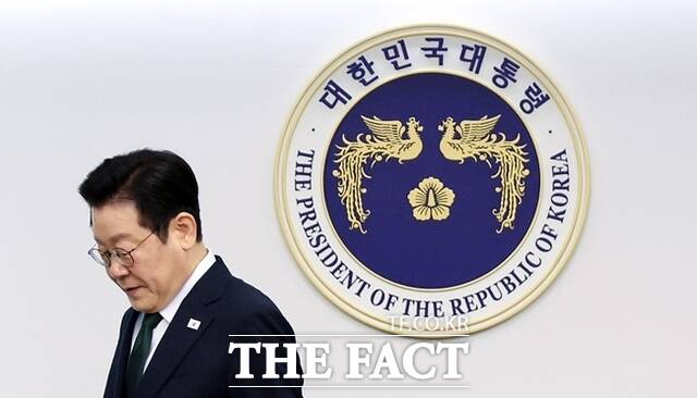 서울과 수도권 아파트 가격이 상승세를 타고 있다. 월세 가격도 오르고 있는 추세다. 사진은 이재명 대통령이 지난 13일 서울 용산 대통령실 청사에서 열린 수석보좌관회의에 입장하고 있다. /대통령실통신사진기자단