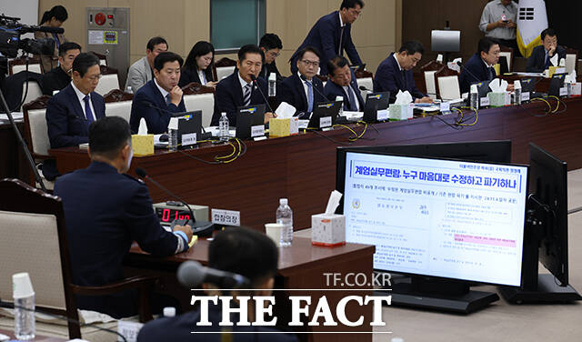 정청래 더불어민주당 대표가 14일 오전 서울 용산구 합동참모본부에서 열린 국회 국방위원회 국정감사에서 질의를 하고 있다. / 국회사진기자단