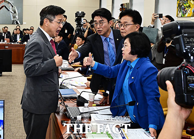 김장겸 국민의힘 의원(왼쪽)이 14일 오후 서울 여의도 국회 과학기술정보방송통신위원회에서 열린 방송미디어통신위원회 등에 대한 국정감사에 참석해 김현 더불어민주당 의원(오른쪽)에게 항의를 하고 있다. /국회=배정한 기자