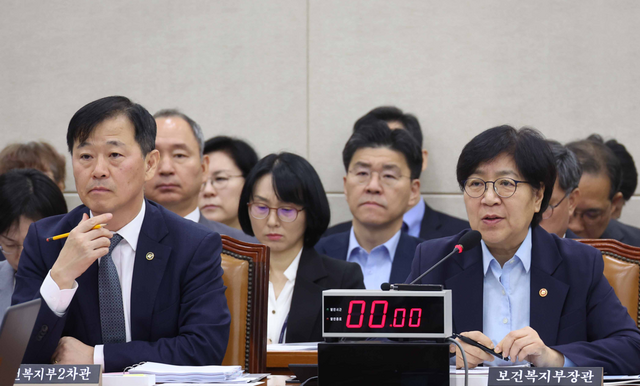 14일 정은경 보건복지부 장관은 국정감사에서 중국인 건강보험 무임승차 논란에 외국인 건강보험 재정수지는 55억원 흑자라며 반박했다. 대다수 중국인 부정수급은 국내 사업주의 늦은 신고 때문이라고 밝혔다. 사진은 이날 정은경 장관이 서울 여의도 국회 보건복지위원회에서 열린 보건복지부 등에 대한 국정감사에서 의원의 질의에 답변하는 모습. /뉴시스