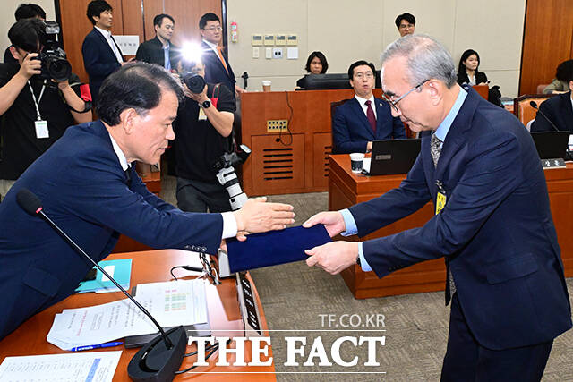 김영섭 KT 대표이사(오른쪽)가 증인 출석해 윤한홍 위원장에게 선서문을 제출하고 있다.