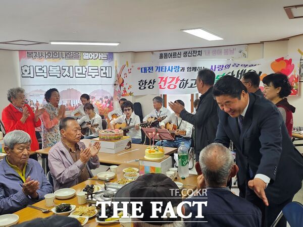 대전 대덕구 회덕동복지만두레가 14일 지역어르신 97명을 대상으로 밑반찬을 만들어 주고 생신잔치로 축하를 전했다. /회덕동복지만두레