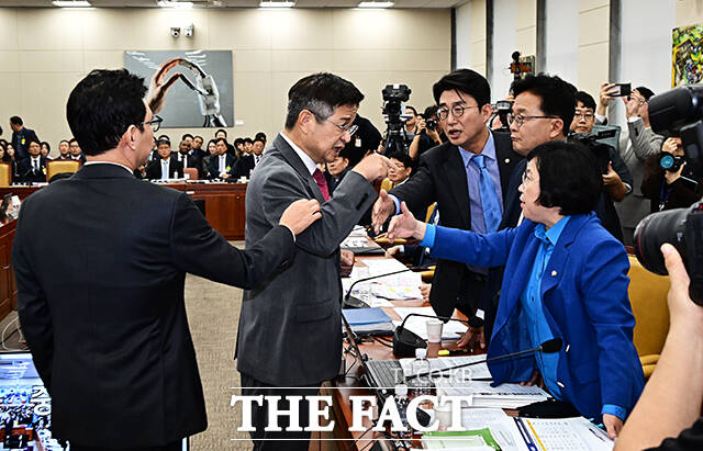 김현, 김우영, 노종면 더불어민주당 의원과 언쟁 벌이는 김장겸 국민의힘 의원(오른쪽부터).