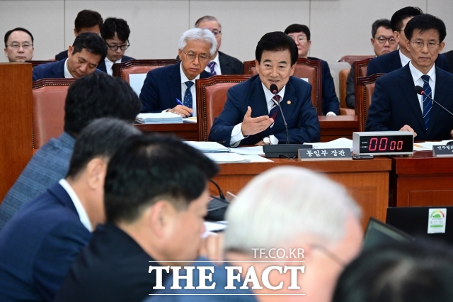 정동영 통일부 장관이 14일 오전 서울 여의도 국회 외교통일위원회에서 열린 통일부 등에 대한 국정감사에 출석해 질의 답변을 하고 있다. /남윤호 기자