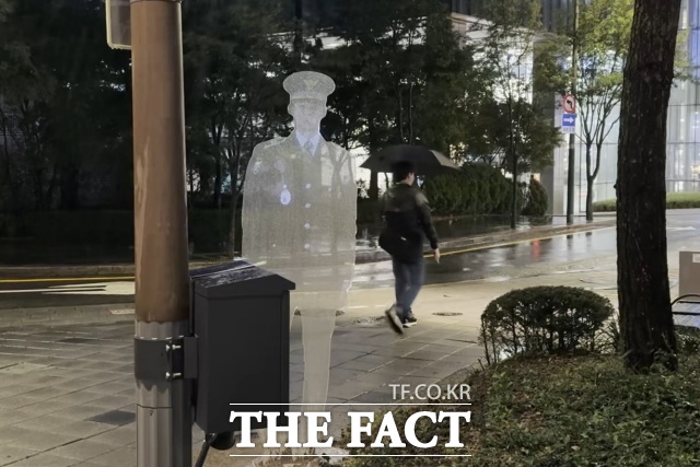 지난해 10월부터 서울 중부경찰서가 중부 안전한 공원 만들기 사업의 일환으로 저동 3공원에 설치한 홀로그램 경찰의 뒷모습. /서울 중구=김민지 기자