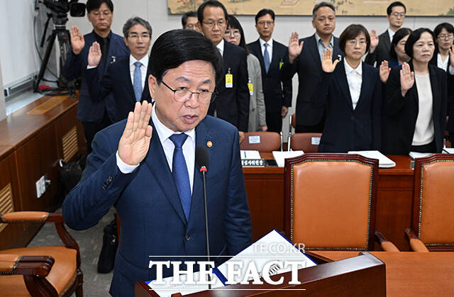 최교진 교육부 장관이 14일 오전 서울 여의도 국회에서 열린 교육위원회의 교육부 등에 대한 국정감사에 참석해 선서하고 있다. /국회=박헌우 기자