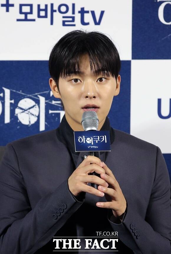 배우 최현욱이 시타자 가족에게 자필 편지를 전달했다. /뉴시스