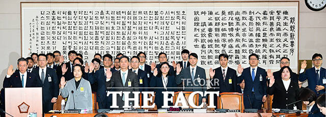 이날 정성호 법무부 장관(왼쪽)을 비롯한 기관 증인들이 선서하는 모습.