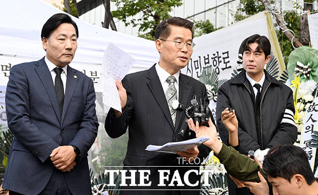 양평고속도로 특혜 의혹으로 특검 수사중 숨진 고 정희철 양평군 단월 면장의 법률대리를 맡고 있는 박경호 변호사가 14일 오전 서울 종로구 KT 광화문빌딩 웨스트 앞에서 기자회견을 갖고 있다. /임영무 기자