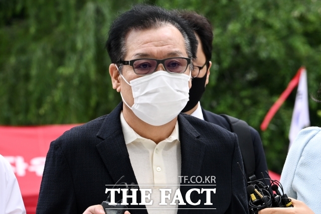 김건희 여사에게 각종 청탁을 전달한 의혹을 받는 건진법사 전성배 씨가 첫 공판에서 통일교로부터 8000만 원 상당의 금품을 받고 김건희 여사 측에 전달한 사실을 인정했다. /남용희 기자