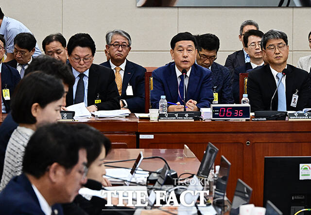 질의에 답변하는 김영관 방송미디어통신위원회 사무처장 전담직무대리(가운데).