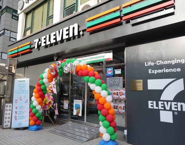 세븐일레븐이 작년 10월에 이어 1년 만에 또 희망퇴직에 들어간다. /세븐일레븐