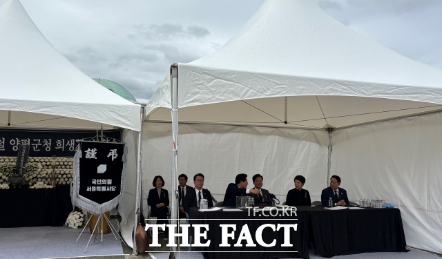 특별검사(특검)에 대한 특검으로 반전을 노리던 국민의힘이 또다시 궁지에 몰리고 있다. 국민의힘 의원들이 14일 오후 서울 여의도 국회 본청 앞에 국민의힘이 설치한 고 정희철 양평군청 공무원의 분향소를 지키고 있는 모습. /김수민 기자