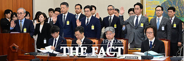 14일 오후 서울 여의도 국회 정무위원회에서 열린 공정거래위원회 등에 대한 국정감사에 김영섭 KT 대표이사(왼쪽)를 비롯해 황성혜 구글코리아 부사장, 김광일 홈플러스 대표이사, 김병주MBK 파트너스 회장, 조좌진 롯데카드 대표이사 등이 출석해 증인 선서를 하고 있다. /국회=남윤호 기자