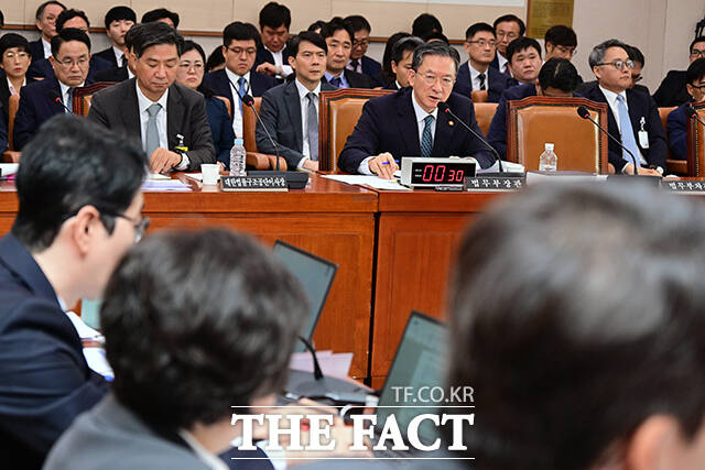 법무부 국감에 쏠린 질의.