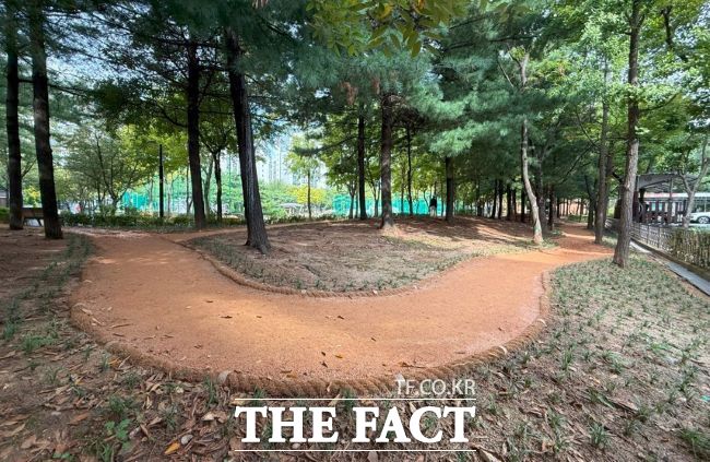 길주공원에 조성된 맨발길 전경. /부천시