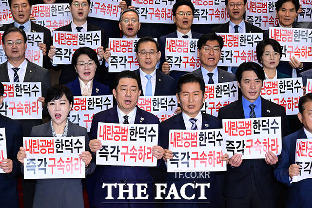 정청래 더불어민주당 대표를 비롯한 소속 의원들이 14일 오전 서울 여의도 국회에서 열린 한덕수 등 국무위원 내란공모 규탄 기자회견에 참석해 규탄 구호를 외치고 있다. /국회=남윤호 기자