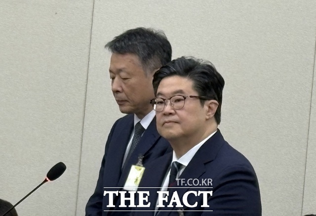 김병주 MBK파트너스 회장(오른쪽)이 14일 오후 서울 여의도 국회에서 열린 공정거래위원회, 개인정보보호위원회 등에 대한 정무위원회 국정감사에 김광일 MBK파트너스 부회장과 증인으로 출석해 의원들의 질의를 듣고 있다. /이한림 기자