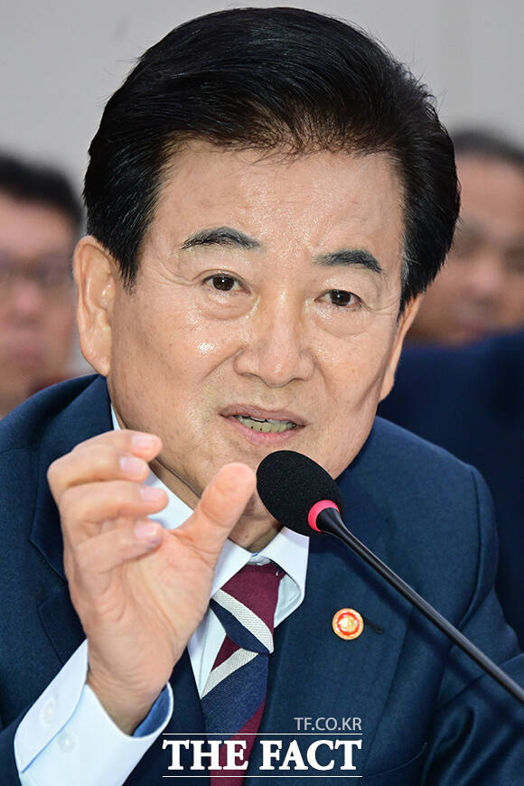 국감 질의 답변하는 정동영 장관.