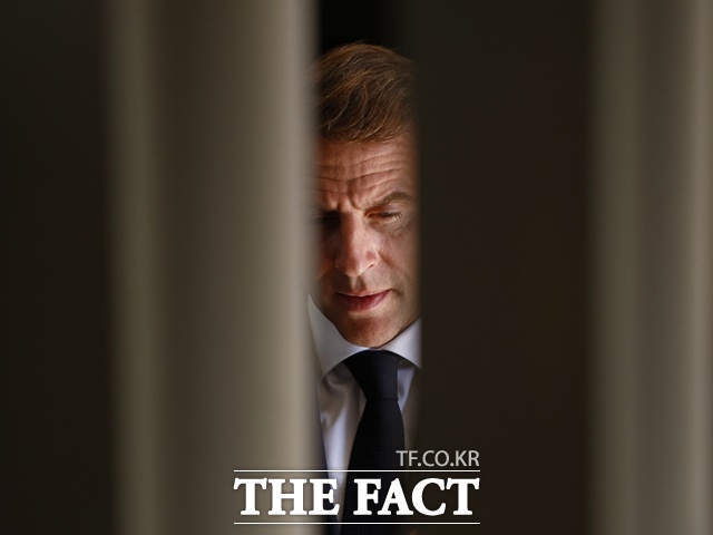 에마뉘엘 마크롱 프랑스 대통령이 야당의 연이은 내각 불신임에 이어 대통령 본인의 사임까지 압박받고 있다. /AP.뉴시스