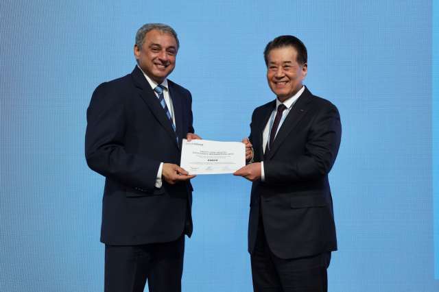 13일(워싱턴 DC 현지시간) 포스코가 세계철강협회 안전보건 우수사례 공모전 공정안전부문 최고상을 수상했다. 사진 오른쪽부터 포스코그룹 장인화 회장, 타타스틸 나렌드란 CEO. /포스코그룹