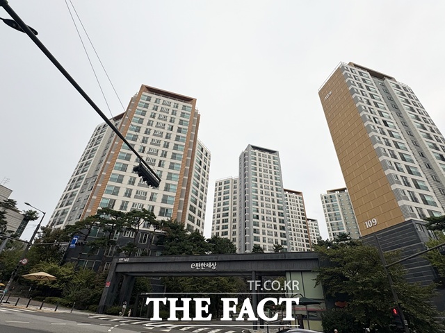 정부가 부동산 추가 규제책을 발표한다는 이야기가 나오며 성동구·마포구 등 한강 인근 지역 부동산 시장이 영향을 받고 있다. 사진은 서울 성동구 금호동1가에 위치한 e편한세상금호파크힐스다. /공미나 기자